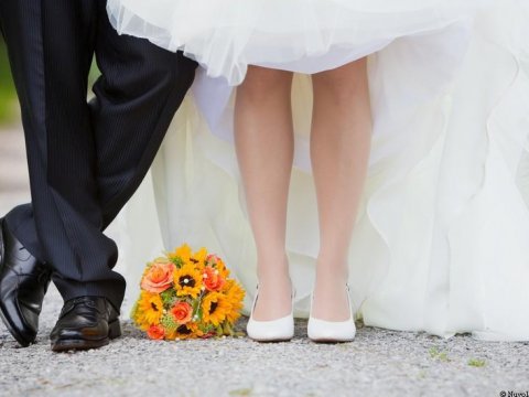 Fleurs orange entre en marié et une mariée