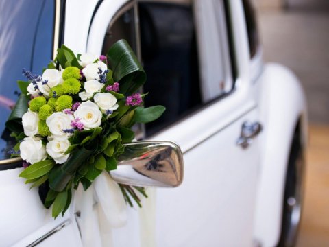 illustration : fleurs de mariage sur une voiture