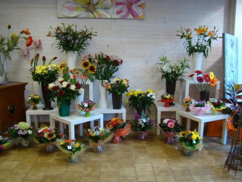 Intérieur de la boutique de fleurs Dany Fleurs à Aigurande (36) : nombreux bouquets et compositions florales