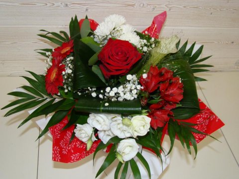 Composition florale avec des fleurs rouges et blanches